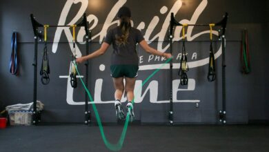 woman using jumping rope