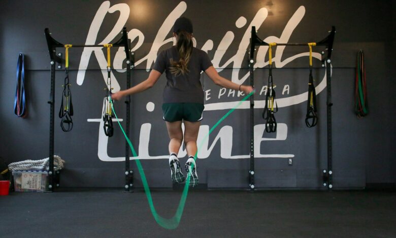 woman using jumping rope